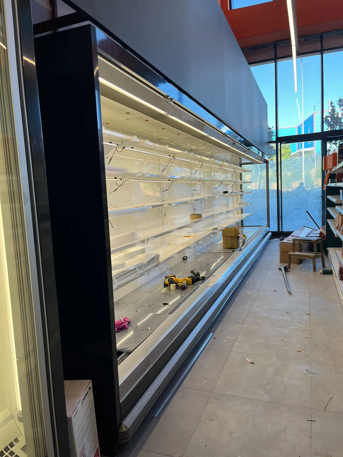 Market içi dikey açık reyon dolabı montajı