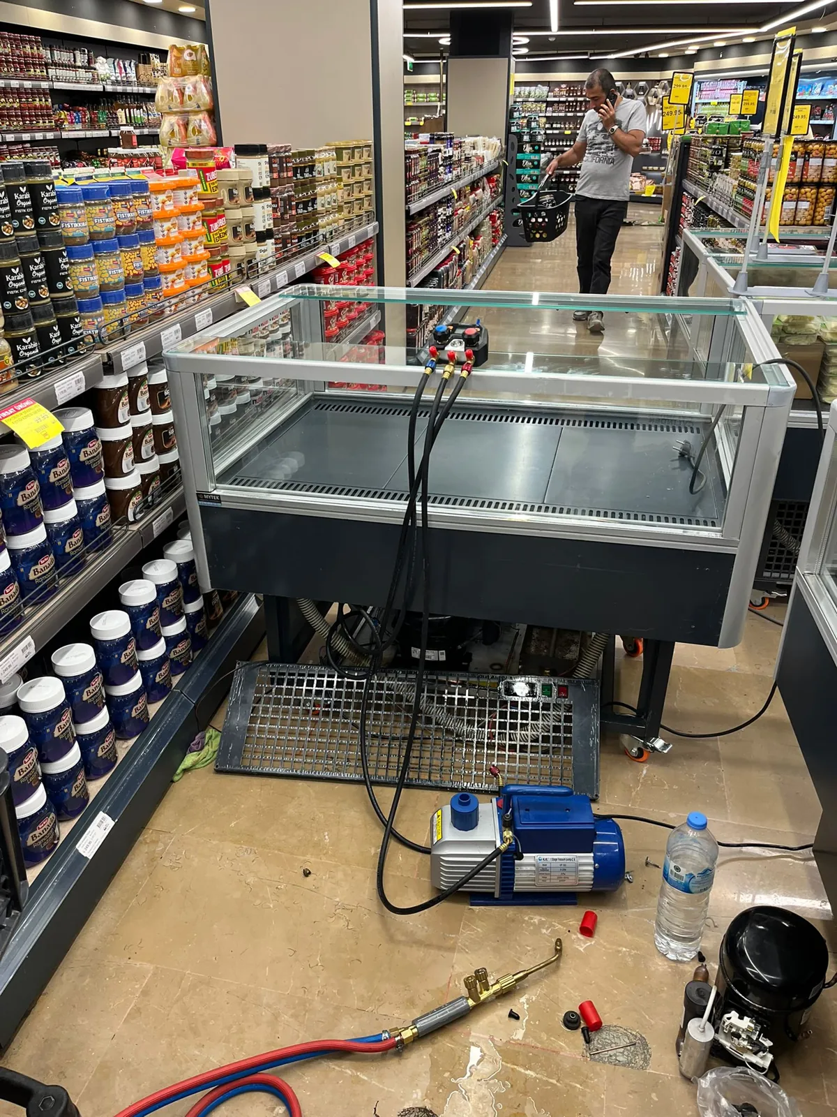 Market reyon dolabında vakum pompası ile gaz dolumu ve bakım servisi