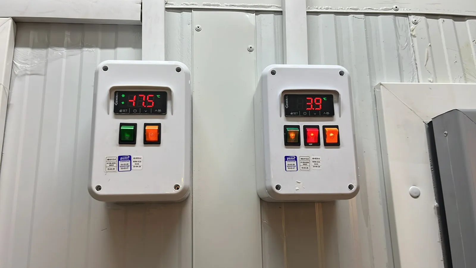 Soğuk oda dijital termostat kontrol panelleri, -17.5°C ve +3.9°C göstergeleri